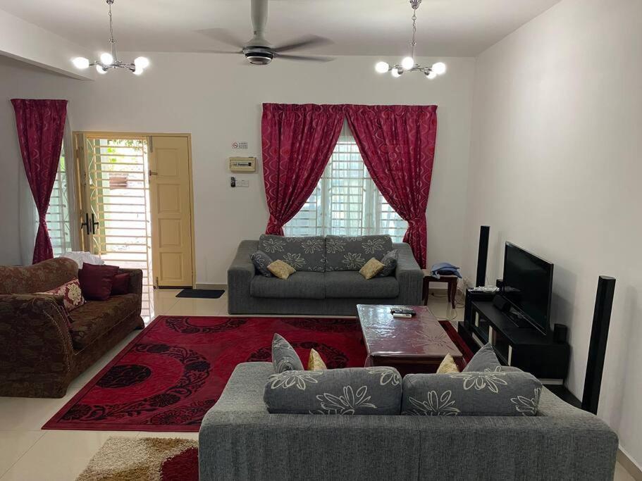 Nice Seremban 2 1/2 Storey House With 4 Rooms Extérieur photo